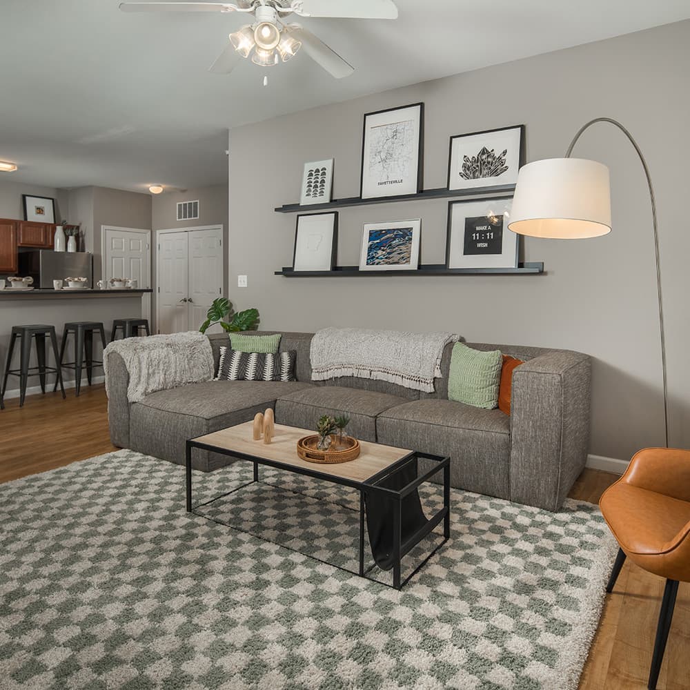 Model–Hill-Place–19