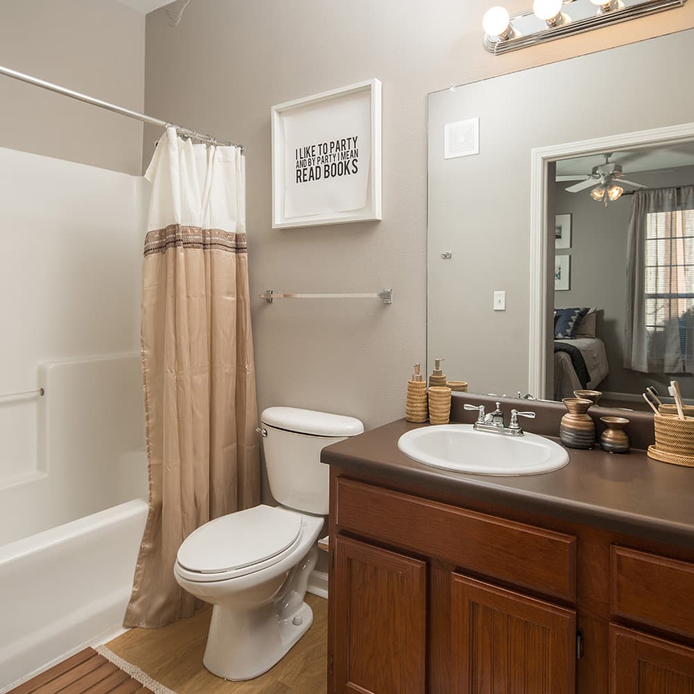 Model–Hill-Place–28